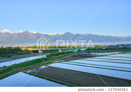 北阿爾卑斯山、稻田和西川[安曇野] 127048361