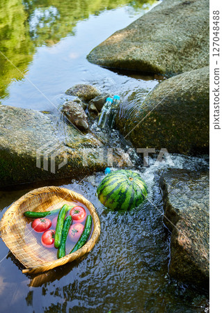 溪水冷卻的西瓜和夏季蔬菜 127048488