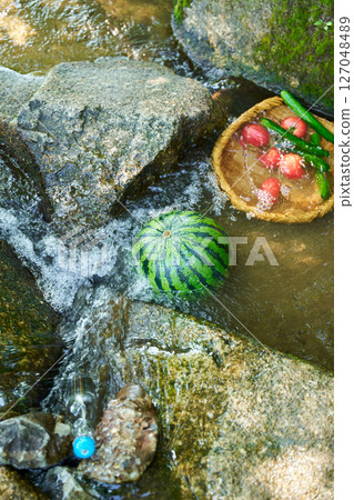 溪水冷卻的西瓜和夏季蔬菜 127048489