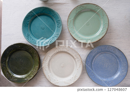 在一張木桌上的陶瓷盤子 127048607