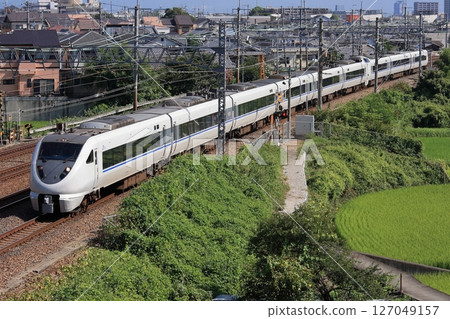 683 series express train Thunderbird running through the scenery of Keihanshin on the JR Kyoto Line_Photo taken on 2010/8/26 127049157