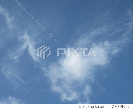 漂浮在藍天上的雲彩 漂浮在藍天上的雲彩 127049602