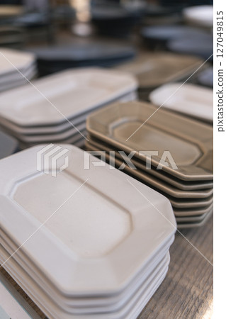在一張木桌上的陶瓷盤子 在一張木桌上的陶瓷盤子 127049815