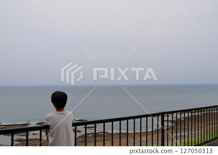 陰天裡望著大海的男孩 陰天裡望著大海的男孩 127050313
