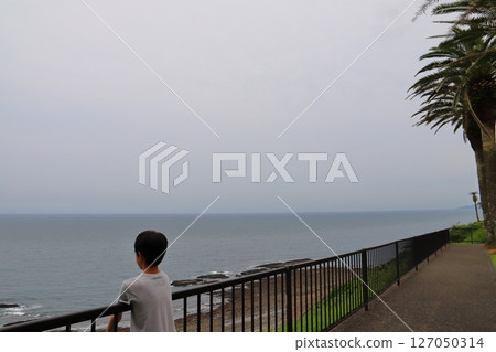 陰天裡望著大海的男孩 陰天裡望著大海的男孩 127050314