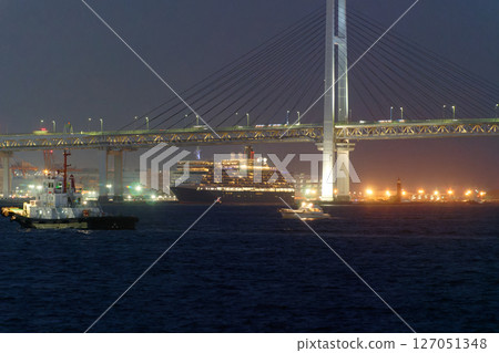 橫濱港夜景與豪華遊輪伊莉莎白女王號 127051348