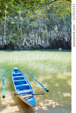 Boat at the entrance to the underwater river at the Puerto Princesa Subterranean River National Park, Palawan, Philippines. 127051553