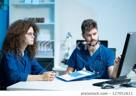 male doctor explaining to patient results of model brain. Diagnosis of diseases and head injuries. male doctor explaining to patient results of model brain. Diagnosis of diseases and head injuries. 127052611