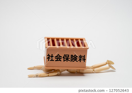 畫娃娃被社保費壓垮 畫娃娃被社保費壓垮 127052643
