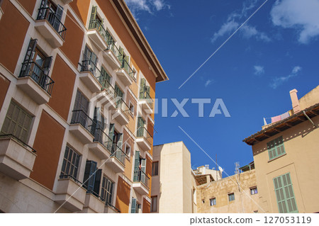 西班牙巴塞隆納附近馬略卡島的美麗城市景觀 127053119