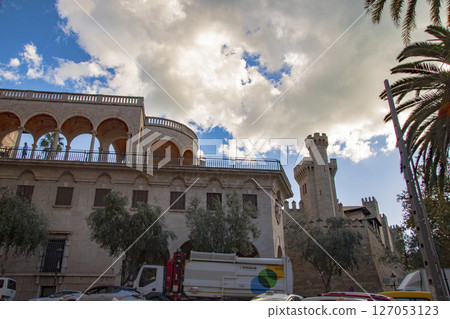 西班牙巴塞隆納附近馬略卡島的美麗城市景觀 127053123
