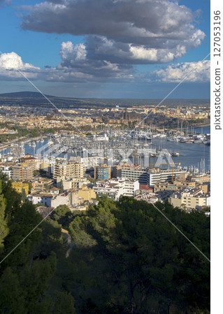 西班牙巴塞隆納附近馬略卡島的美麗城市景觀 127053196