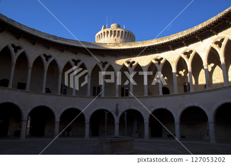 西班牙巴塞隆納附近馬略卡島的美麗城市景觀 西班牙巴塞隆納附近馬略卡島的美麗城市景觀 127053202