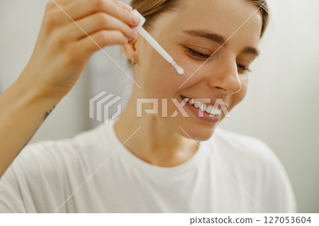 Skincare Routine The Essential Steps for Applying Serum to Achieve Glowing Skin Effectively Skincare Routine The Essential Steps for Applying Serum to Achieve Glowing Skin Effectively 127053604