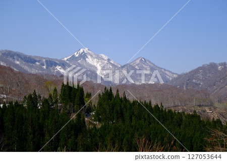 奧須佐花自然公園：從今池濕地向停車場方向望去的雪山，2025年4月30日 127053644