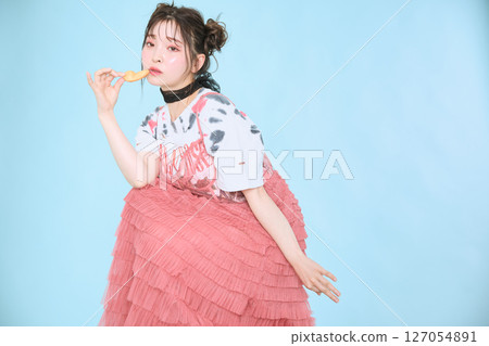 一位身著流行時裝的年輕女子 127054891
