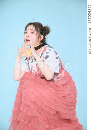 A young woman dressed in pop fashion 127054893