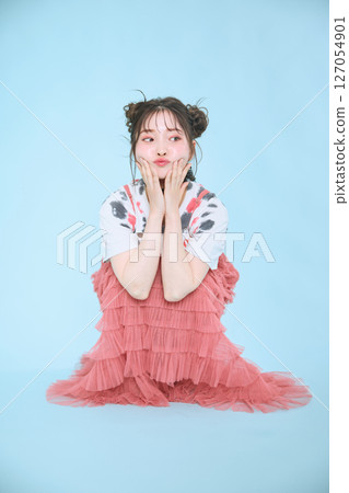 一位身著流行時裝的年輕女子 一位身著流行時裝的年輕女子 127054901