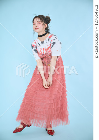 A young woman dressed in pop fashion 127054912