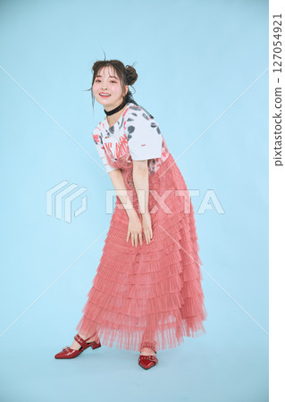 A young woman dressed in pop fashion 127054921