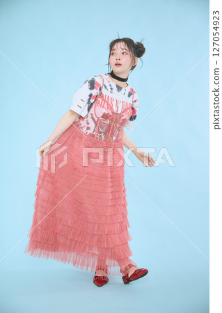 一位身著流行時裝的年輕女子 一位身著流行時裝的年輕女子 127054923