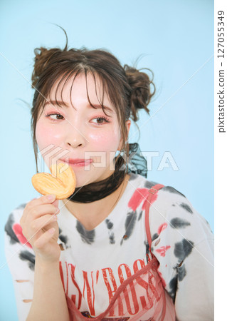 一位身著流行時裝的年輕女子 一位身著流行時裝的年輕女子 127055349