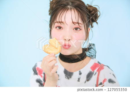 一位身著流行時裝的年輕女子 一位身著流行時裝的年輕女子 127055350