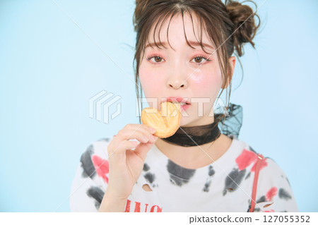 一位身著流行時裝的年輕女子 一位身著流行時裝的年輕女子 127055352