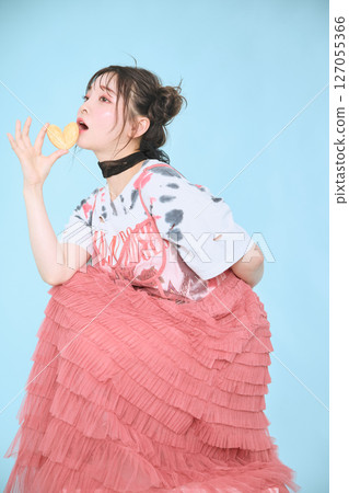 一位身著流行時裝的年輕女子 一位身著流行時裝的年輕女子 127055366