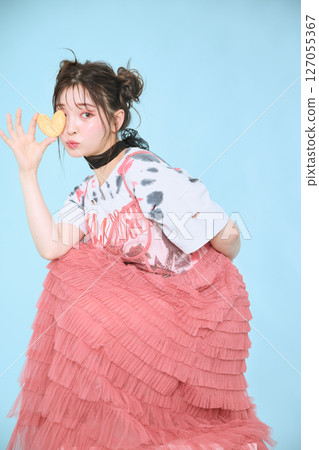 一位身著流行時裝的年輕女子 一位身著流行時裝的年輕女子 127055367