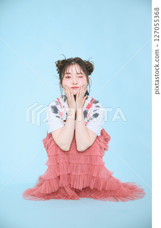 A young woman dressed in pop fashion 127055368
