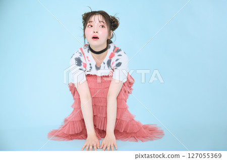 一位身著流行時裝的年輕女子 127055369
