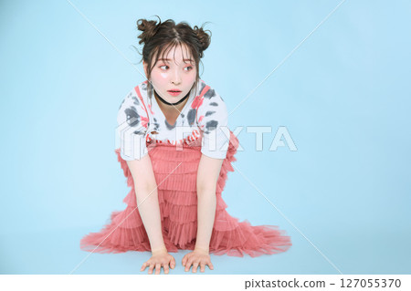 一位身著流行時裝的年輕女子 一位身著流行時裝的年輕女子 127055370