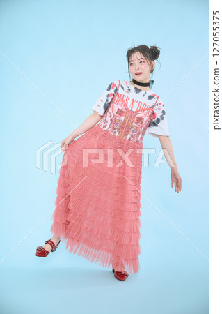 一位身著流行時裝的年輕女子 127055375