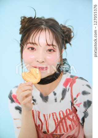 一位身著流行時裝的年輕女子 一位身著流行時裝的年輕女子 127055376