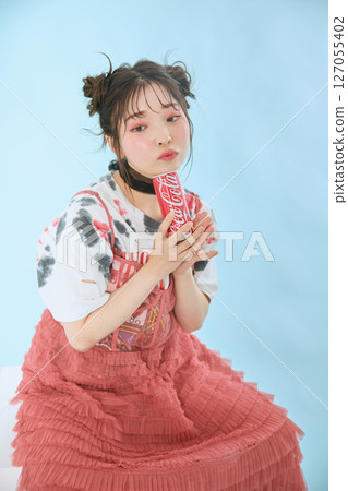 一位身著流行時裝的年輕女子 127055402