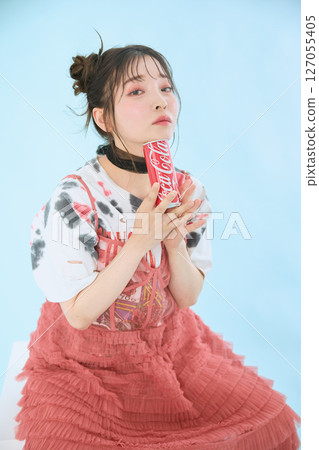 A young woman dressed in pop fashion 127055405