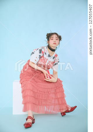 A young woman dressed in pop fashion 127055407