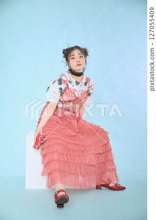 一位身著流行時裝的年輕女子 127055409