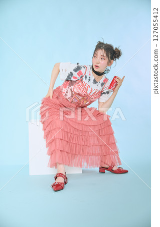 A young woman dressed in pop fashion 127055412