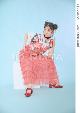 一位身著流行時裝的年輕女子 127055413