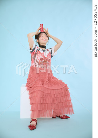 A young woman dressed in pop fashion 127055418