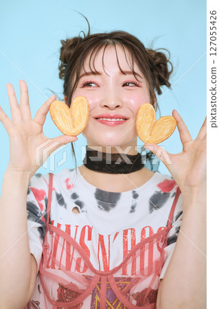 一位身著流行時裝的年輕女子 一位身著流行時裝的年輕女子 127055426