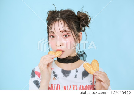 一位身著流行時裝的年輕女子 一位身著流行時裝的年輕女子 127055440