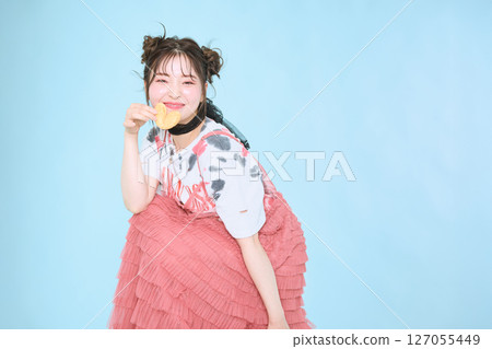 一位身著流行時裝的年輕女子 127055449