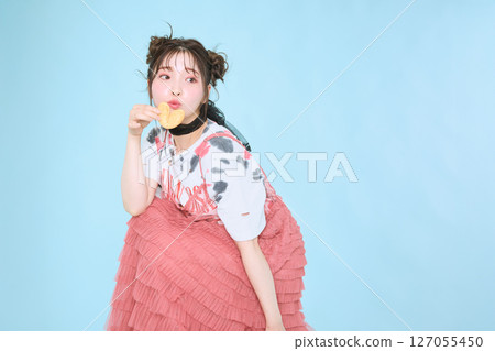 一位身著流行時裝的年輕女子 一位身著流行時裝的年輕女子 127055450
