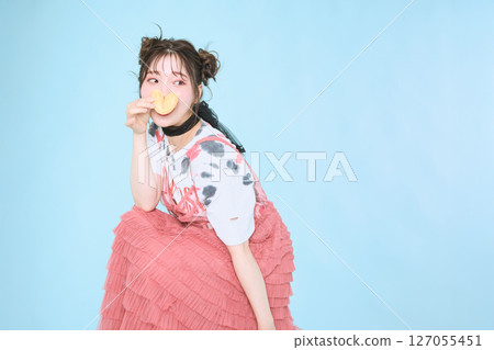 一位身著流行時裝的年輕女子 127055451