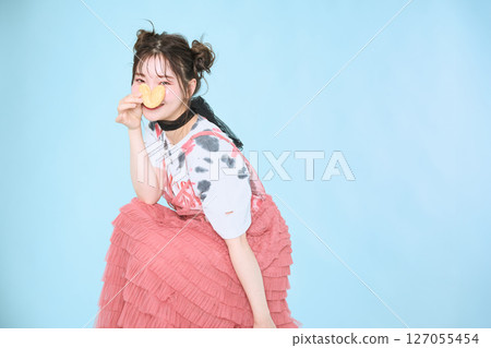 一位身著流行時裝的年輕女子 一位身著流行時裝的年輕女子 127055454