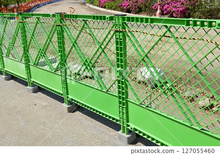 建築工地的塑膠圍欄 127055460