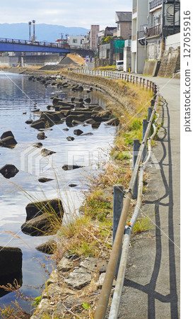 靜岡縣沼津市的街道(因鹿野川氾濫而形成的岩石和變形的哨崗) 靜岡縣沼津市的街道(因鹿野川氾濫而形成的岩石和變形的哨崗) 127055916